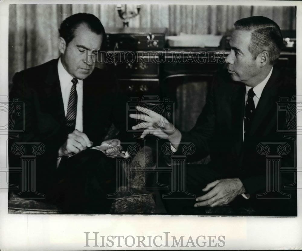 1968 Press Photo William Scranton briefing Pres Richard Nixon on Middle East- Historic Images
