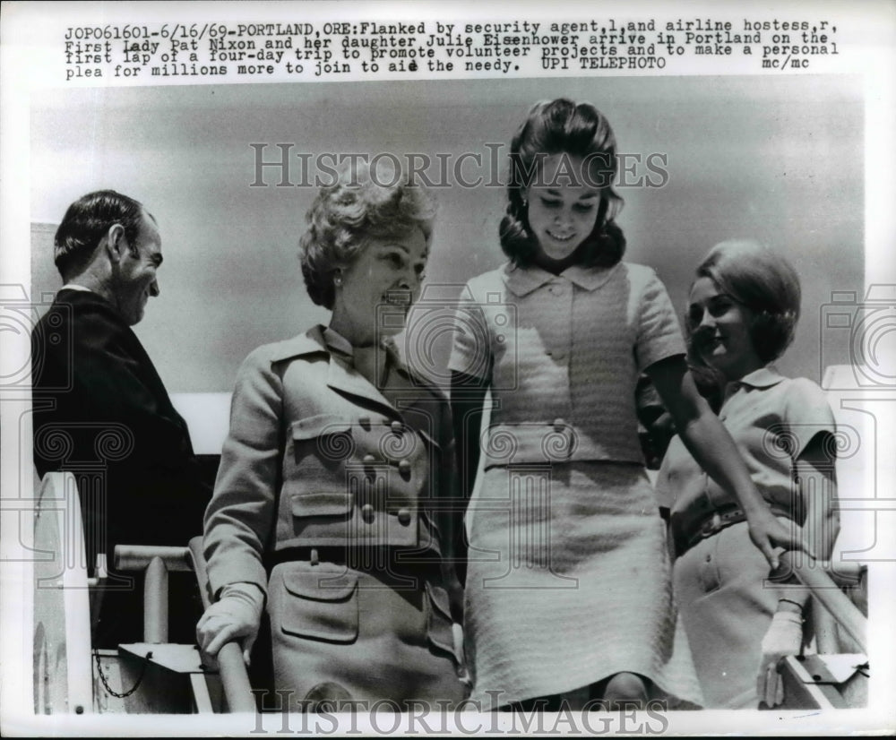 1969 Press Photo Mrs. Pat Nixon and Julie Eisenhower arrive Portland Oregon- Historic Images