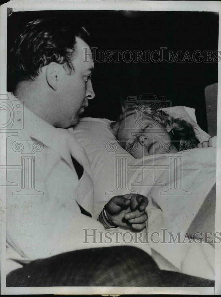 1935 Press Photo Kidnap victim Mrs Mary McKenney collapsed as H.J Giblin watches- Historic Images