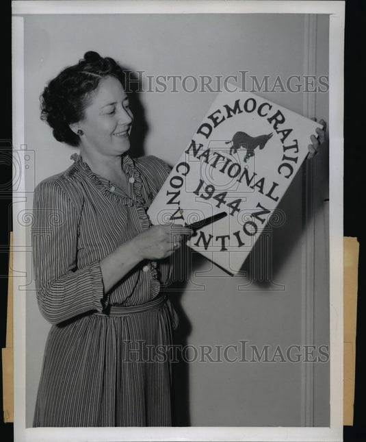 1944 Press Photo Eleanor Bolton with a book for Democratic National Convention- Historic Images
