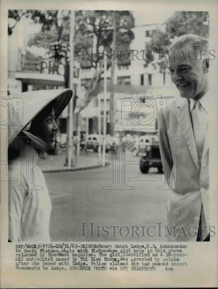 1963 Press Photo Henry Cabot Lodge talking to Vietnamese girl Ly Thi Lieu Huong- Historic Images