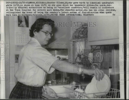 1958 Press Photo Mrs Chester Ullman mother to quadruplet girls at home in Mich- Historic Images