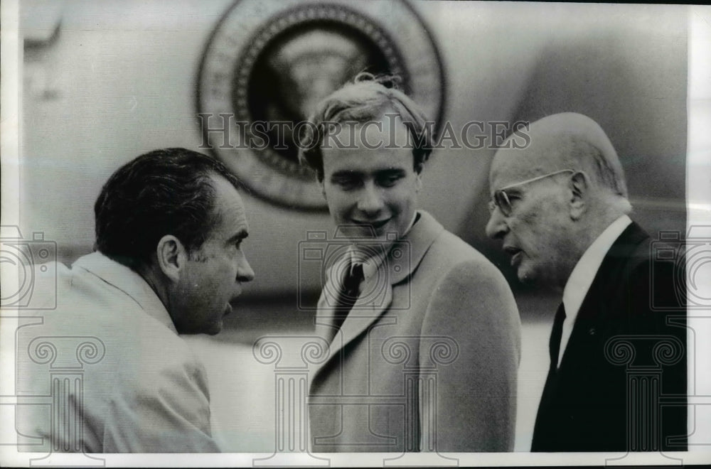 1970 Press Photo Pres. Nixon and Charles de Gaulle 2nd to board for Paris- Historic Images