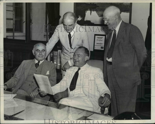 1941 Press Photo Sec Claude Wickard, Gov Herbert Lehman talk on farmers petition- Historic Images