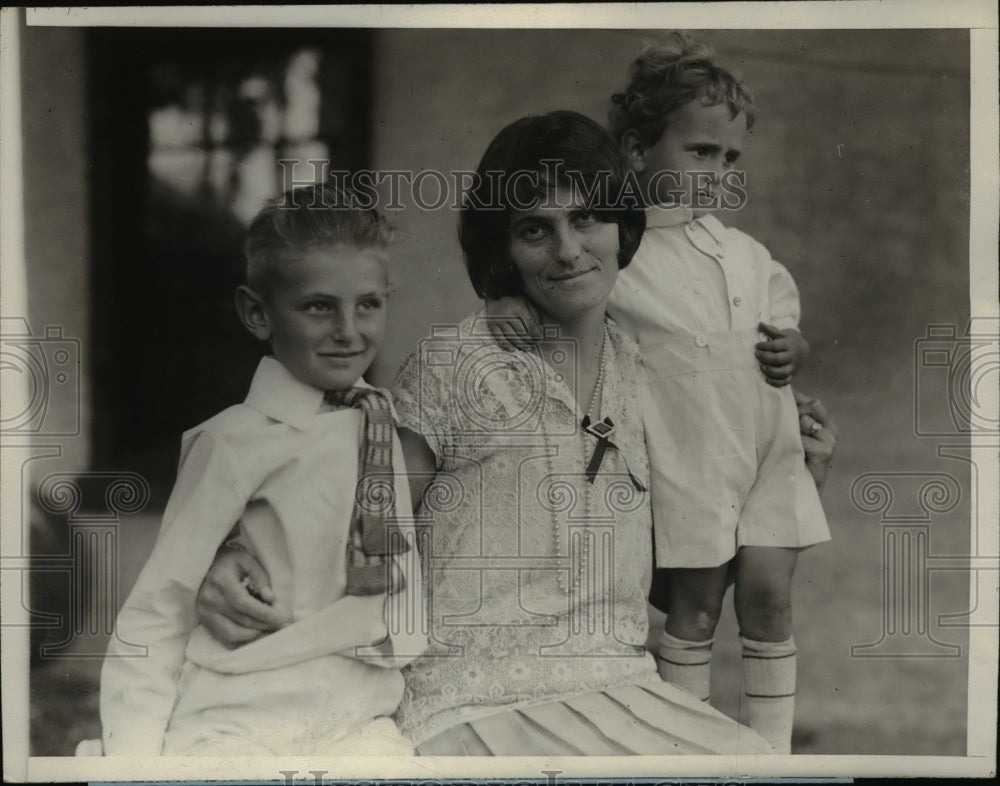 1927 Press Photo Mrs Louise Hagenberger wife of Lieut. Albert Hagenberger &amp; sons- Historic Images