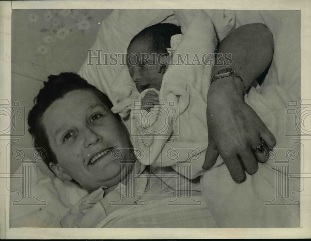 1943 Press Photo Mrs Robert Booth giving birth to her 15th child, a son- Historic Images