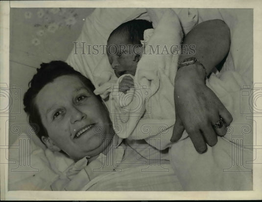 1943 Press Photo Mrs Robert Booth giving birth to her 15th child, a son- Historic Images