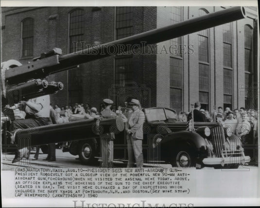 1940 Press Photo Pres. Roosevelt looks at 90-mm anti-aircraft gun at Arsenal- Historic Images