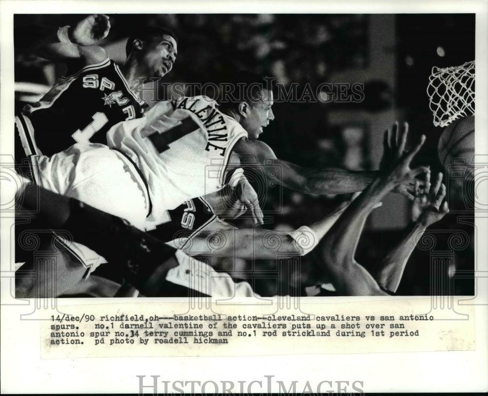 1990 Press Photo Cavaliers Darnell Valentine Shoots over Spurs Rod Strickland- Historic Images