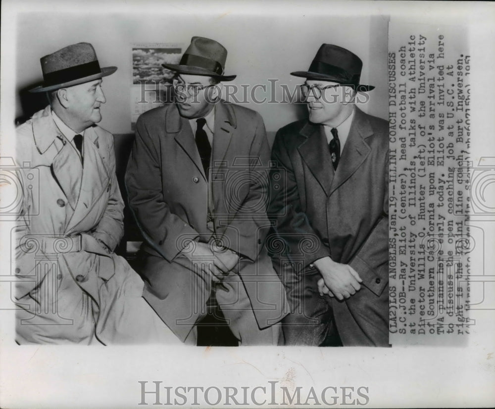 1951 Press Photo University of Illinois Ray Eliot talks to WO Hunter- Historic Images