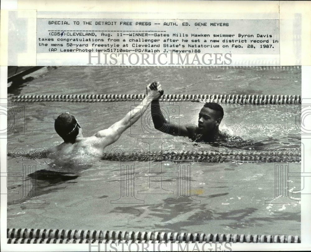 1987 Press Photo Cliff Arslanian congratulates Byron Davis on his record.- Historic Images