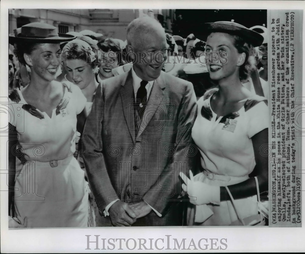 1957 Press Photo Pres. Eisenhower poses with Judith Qualls of the Girls Nation- Historic Images