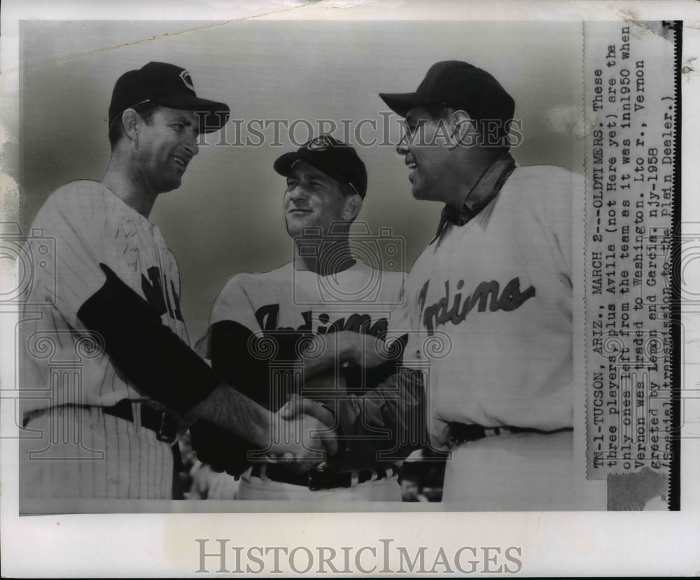 1958 Press Photo Vernon greeted by Lemon and Garcia of the Indians in Tucson, Az- Historic Images