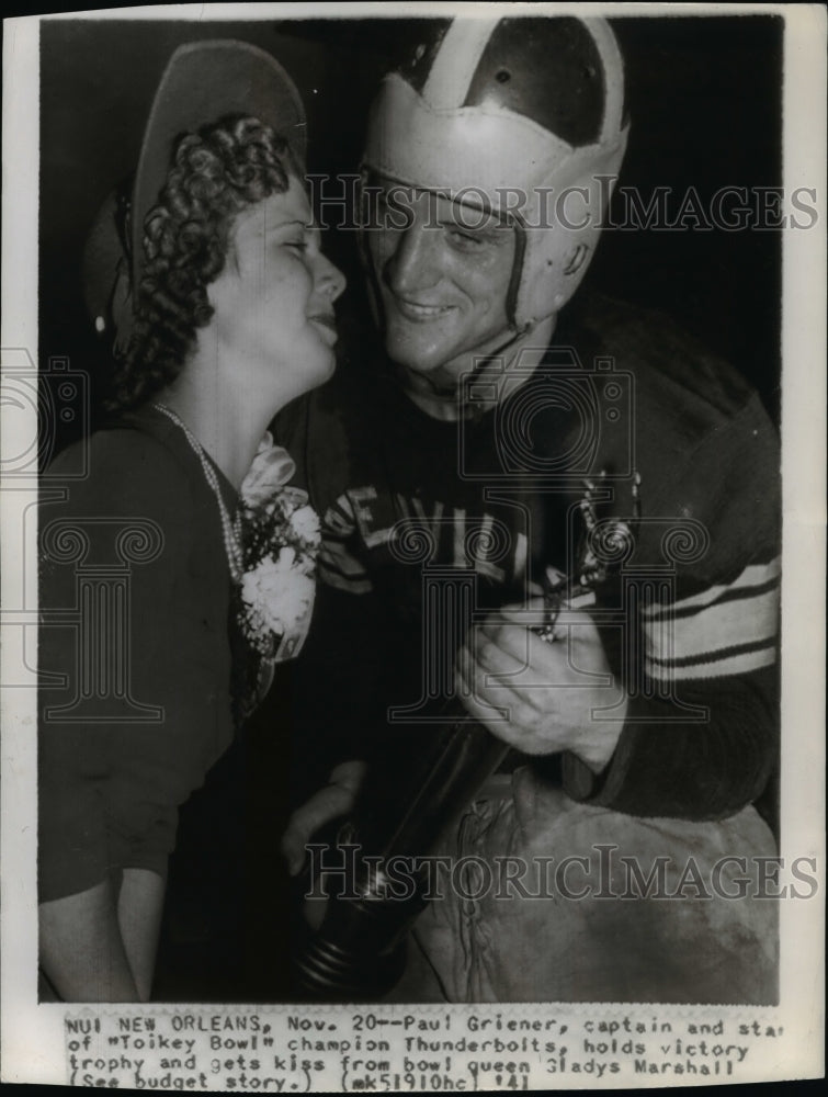 1941 Press Photo Paul Griener, Toikey Bowl Champion Kisses Gladys Marshall- Historic Images