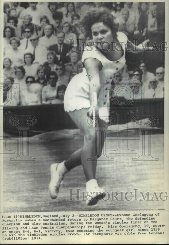1971 Press Photo Evonne Goolagong of Australia plays against Margaret Court- Historic Images