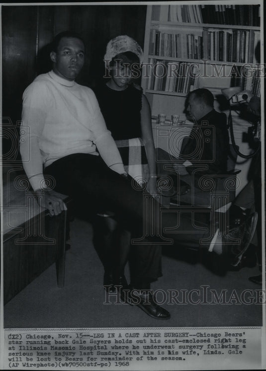 1968 Press Photo Chicago Bear's running back Gale Sayers held out his casted leg- Historic Images