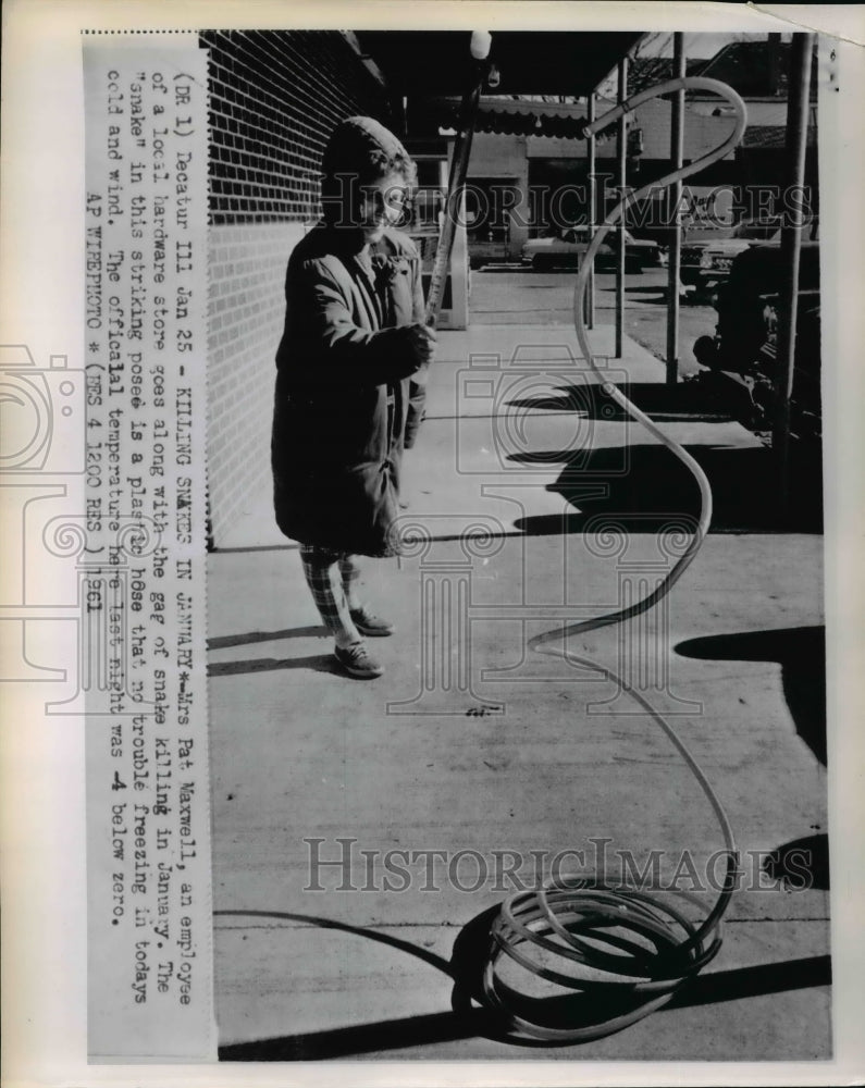 1961 Press Photo Pat Maxwell employee of hardware store out in a -4 temperature- Historic Images