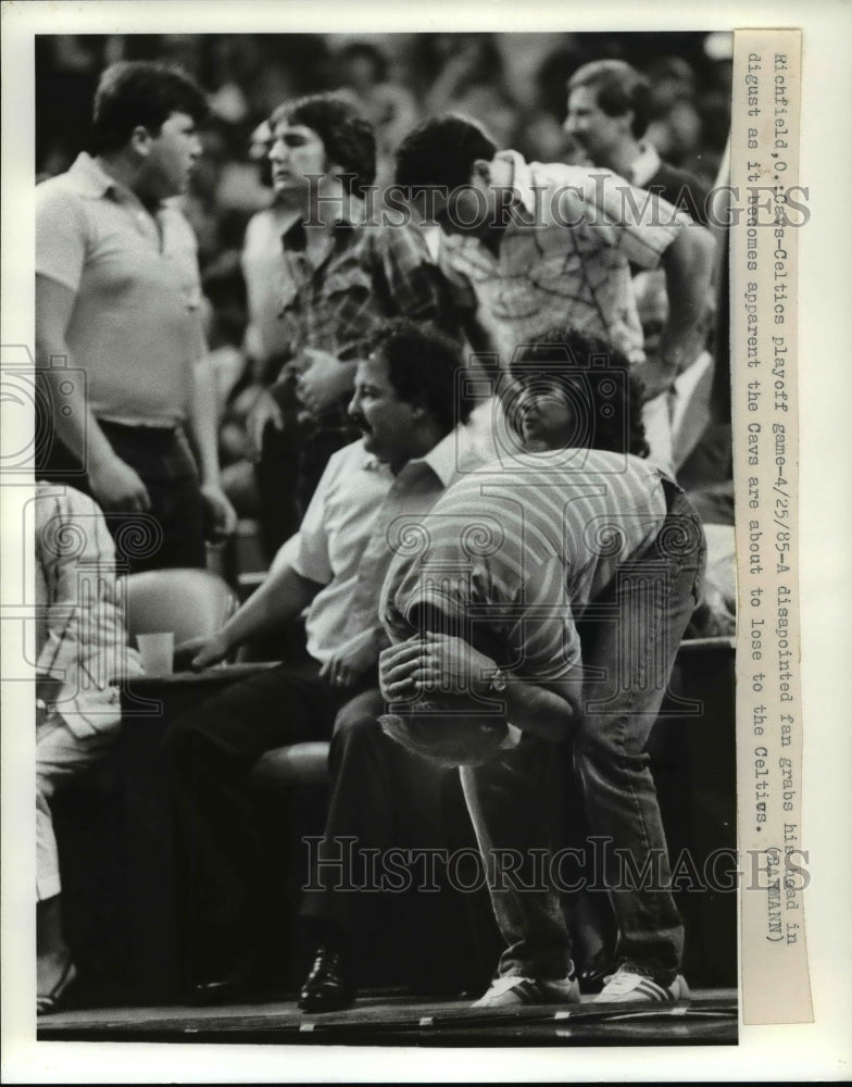 1985 Press Photo Cavaliers fan bends head in disgust at the Cavs-Celtics game- Historic Images