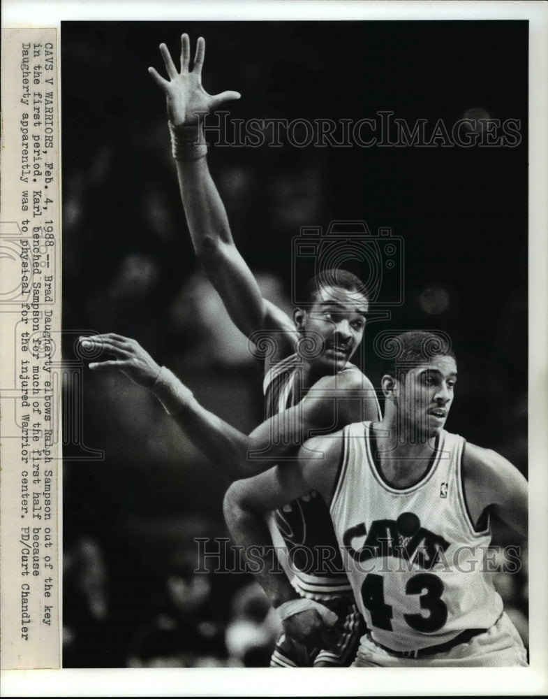 1988 Press Photo Brad Daugherty elbows Ralph Sampson at the Cavs-Warrior game- Historic Images