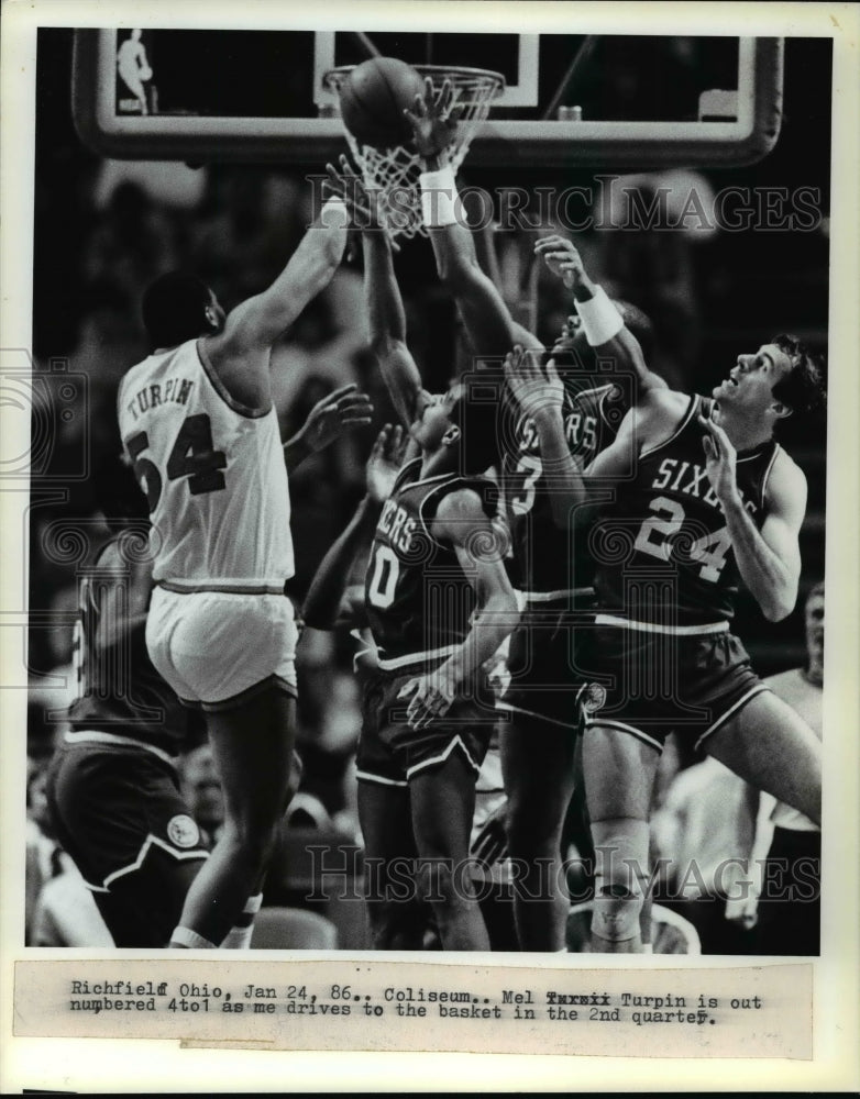 1986 Press Photo Mel Turpin is out numbered 4 to 1 as he drives to the basket- Historic Images