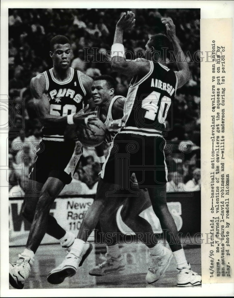 1990 Press Photo Darnell Valentine squeezes by David Robinson &amp; Willie Anderson- Historic Images