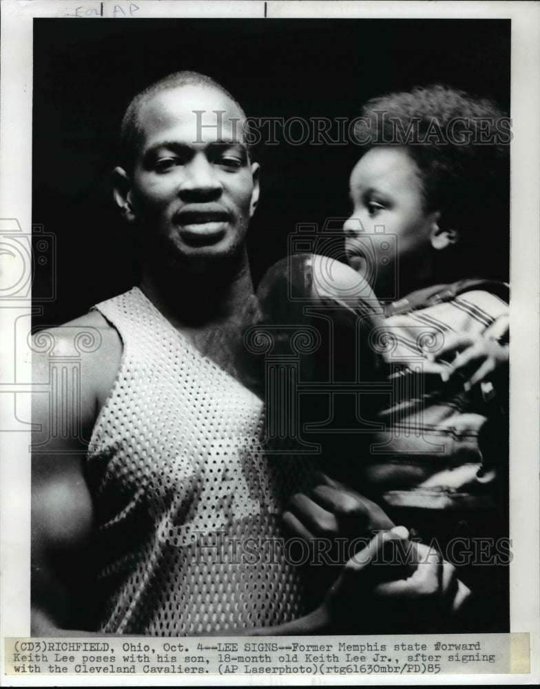 1985 Press Photo Keith Lee w/ his son after signing with the Cleveland Cavaliers- Historic Images