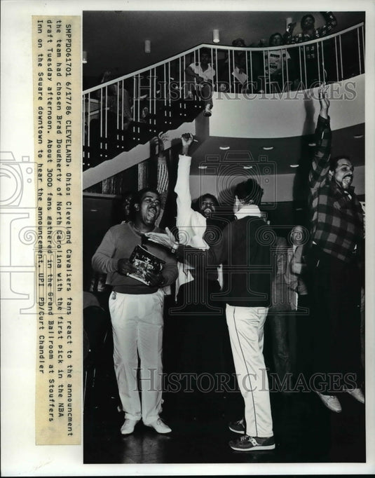 1986 Press Photo Cleveland Cavaliers fans happy as Brad Daugherty was first pick- Historic Images