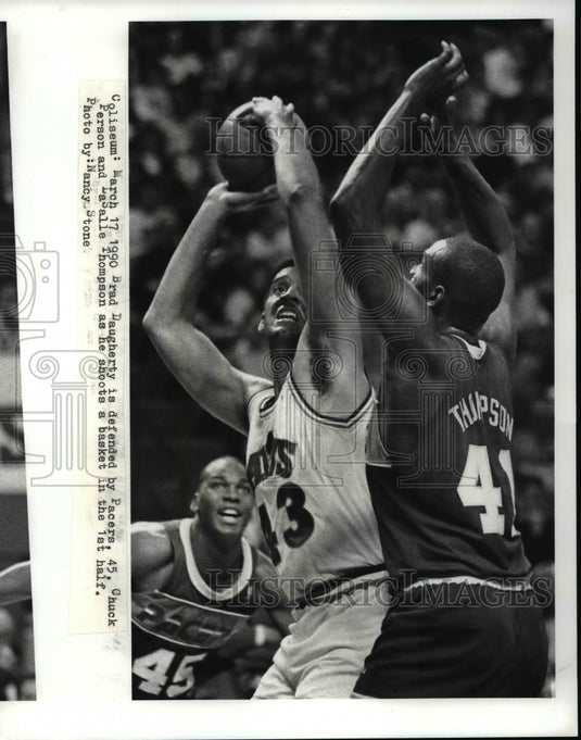 1990 Press Photo Brad Daugherty guarded by Pacers' Chuck Person,LaSalle Thompson- Historic Images