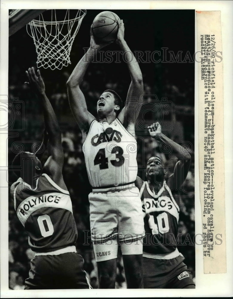 1990 Press Photo Brad Daugherty prepares to slam one home over Olden Polynice- Historic Images