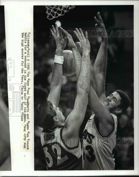1990 Press Photo Cavs Brad Daugherty & Hawks Jon Koncak battle for rebound- Historic Images