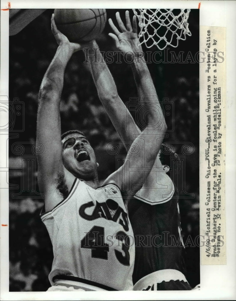 1990 Press Photo Cavaliers Brad Daugherty fouled while going for lay-up- Historic Images