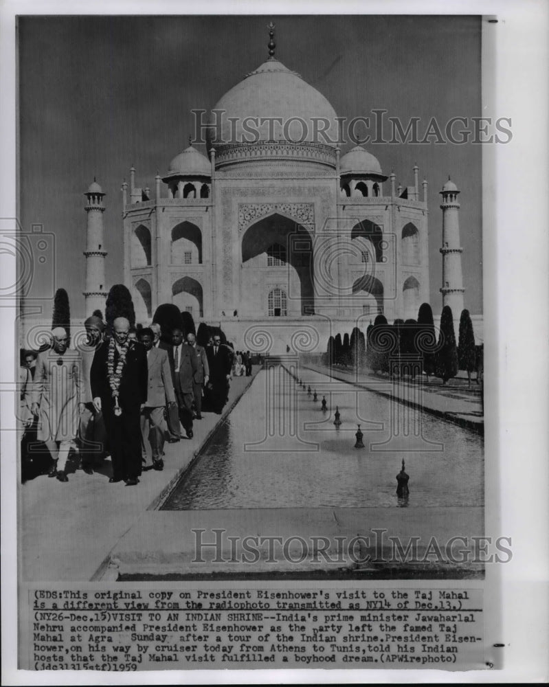 1959 Press Photo President Dwight Eisenhower visits the Taj Mahal in India- Historic Images