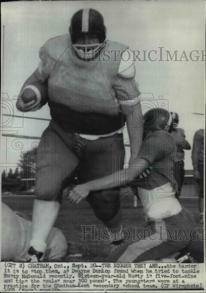 1971 Press Photo Rusty McDonald tackled by Dwayne Dunlop during practice- Historic Images