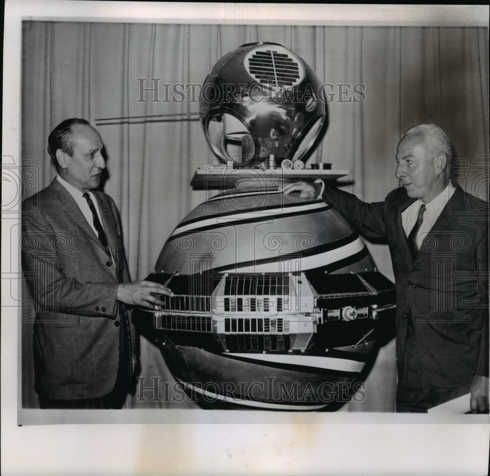 1960 Press Photo Dr. Kershner and Rear Adm. Conolly with a model of Transit II-A- Historic Images