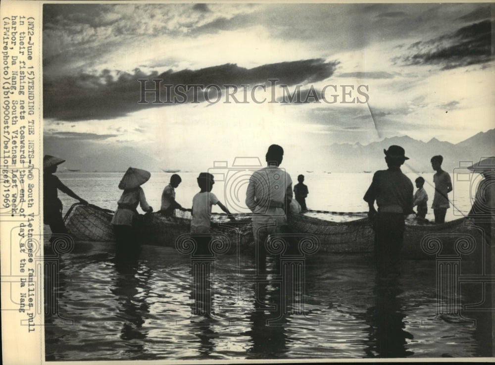 1969 Press Photo Vietnamese families pulling fishing nets at the Da Nang harbor- Historic Images