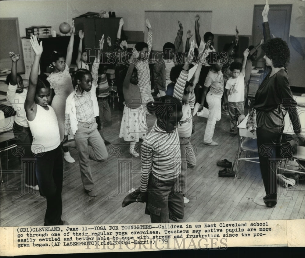 1979 Press Photo East Cleveland students and their teacher on their regular yoga- Historic Images