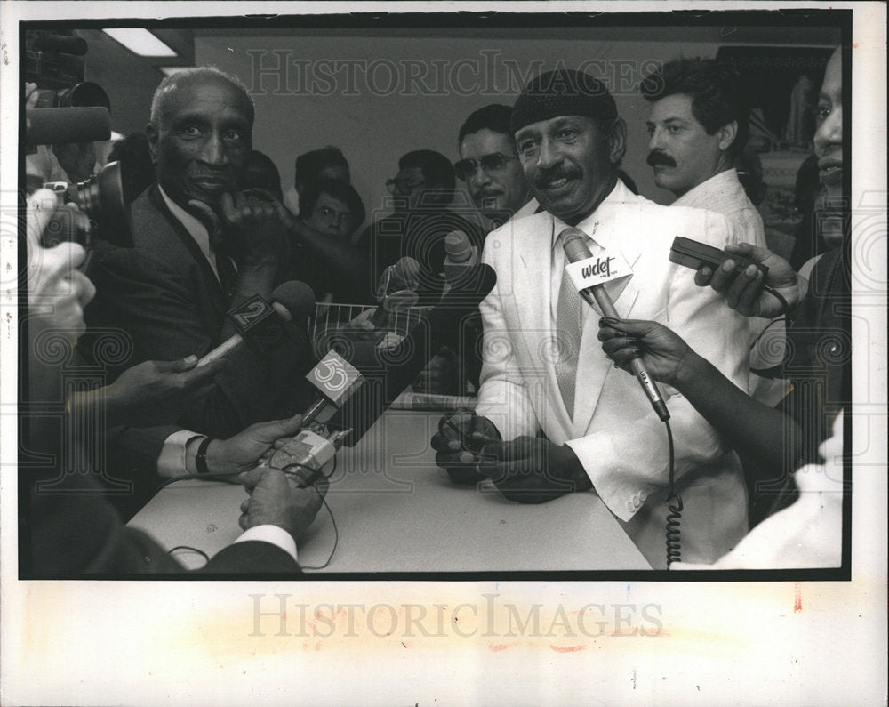 1989 Press Photo John Conyers enters city clerk office. - dfpb04353- Historic Images