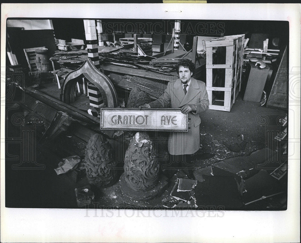 1980 Press Photo Jim Conway remnants building artifacts - dfpb04393- Historic Images