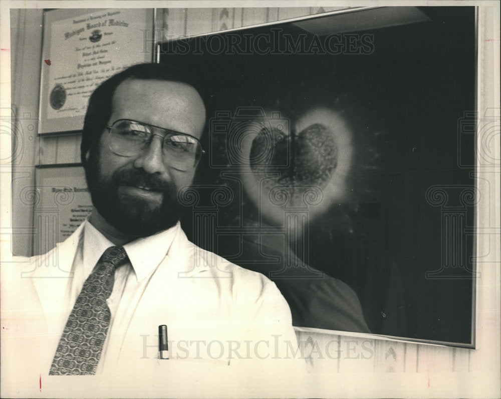 1989 Press Photo Dr Richard Gerber Kirlian Photo Energy - dfpb06843- Historic Images