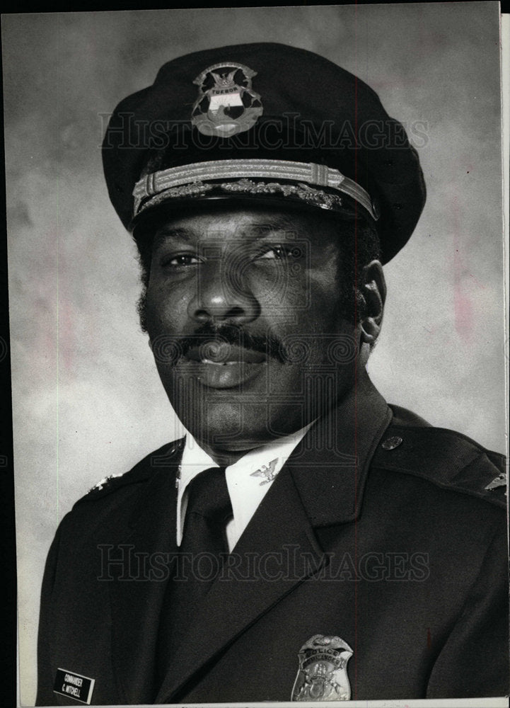 Press Photo Detroit Police Officer - dfpd26597- Historic Images