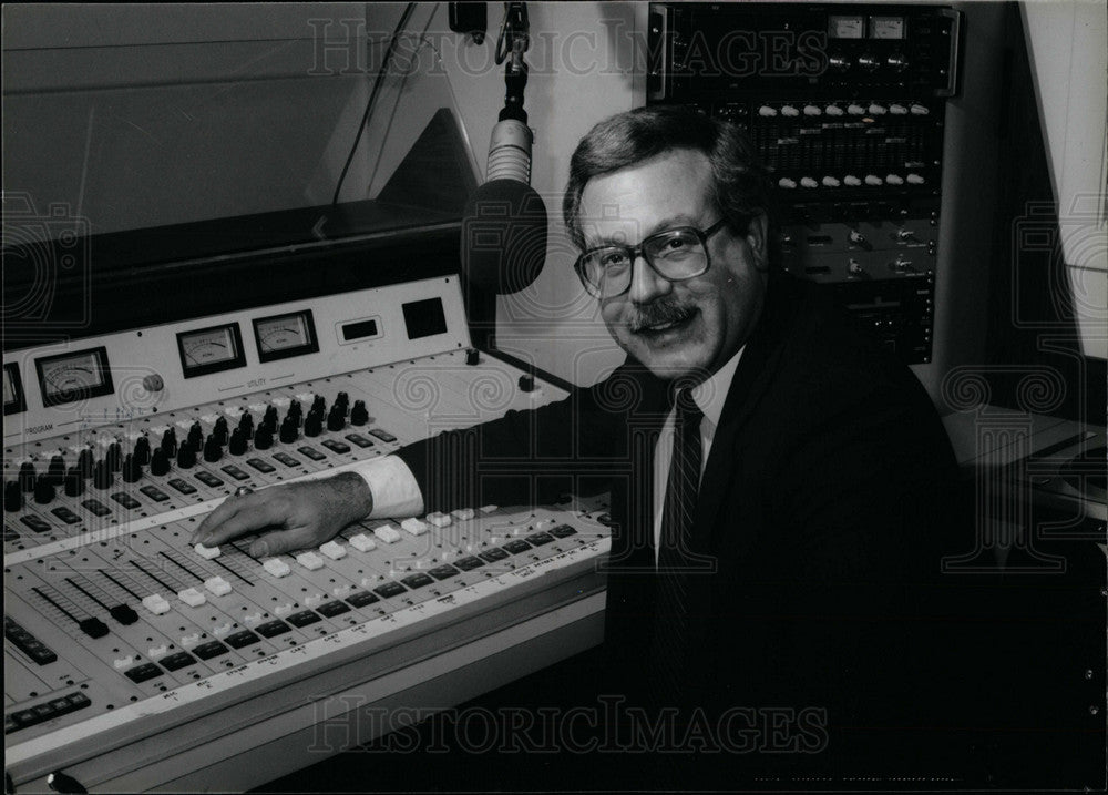 1989 Press Photo Dick Wallace radio WQRS-FM 105.1 - dfpd35167- Historic Images