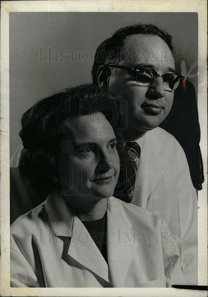 Press Photo Two doctors - dfpd36181- Historic Images