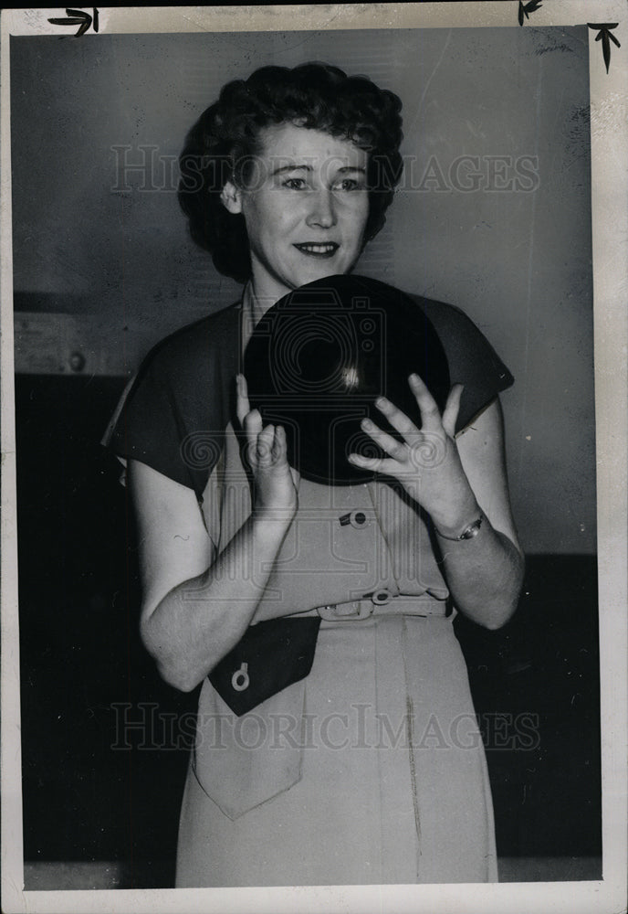 1951 Press Photo Val Mikiel Bowling- Historic Images