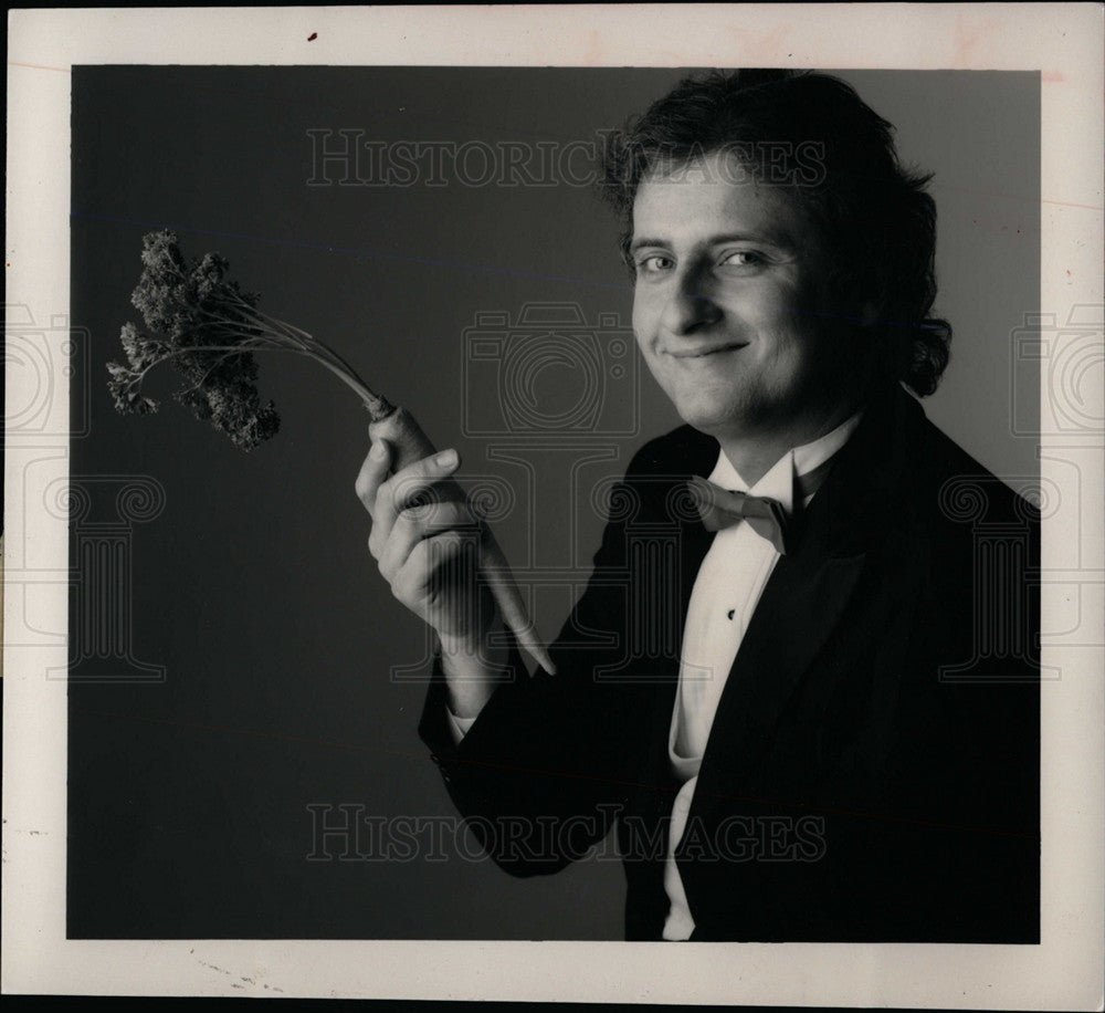 1988 Press Photo Stefan Kozinski holding carrot concert- Historic Images