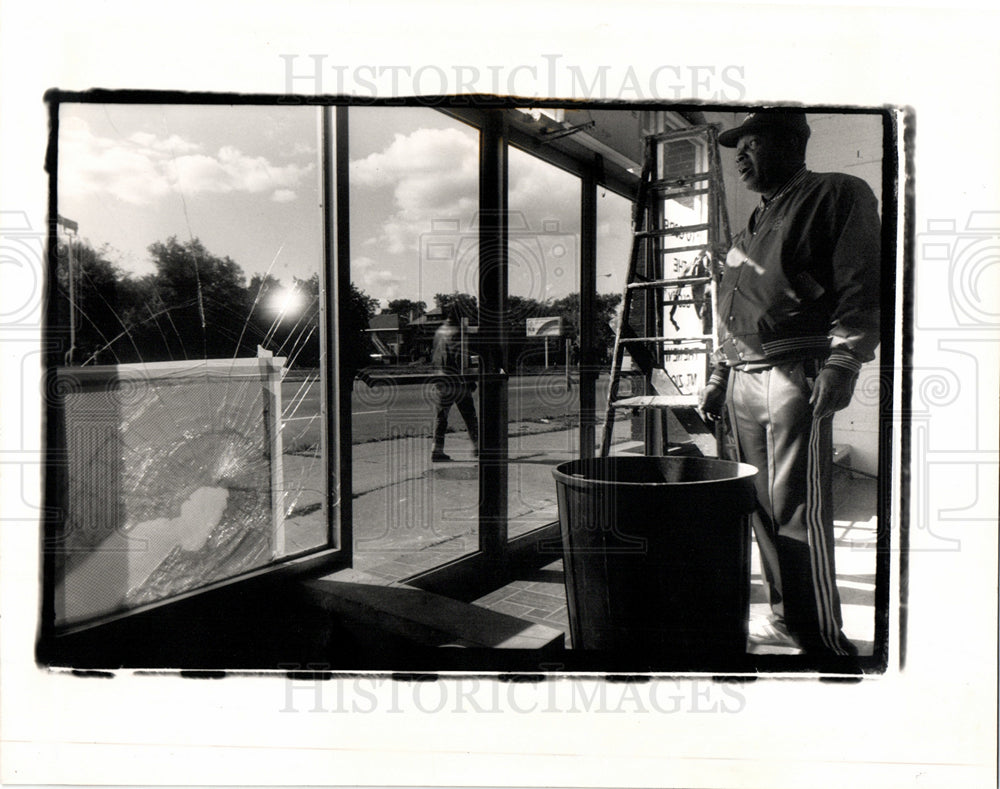 1990 Press Photo tiger owner tom managhan- Historic Images