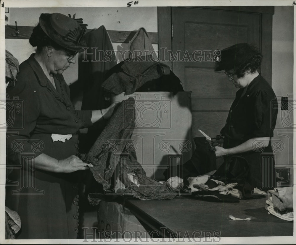 1946 Press Photo Vera York, Elsie Hadlock War Relief Clothing Collection Women