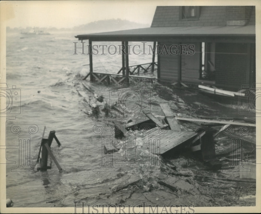 1954 Press Photo Hurricane Carol Flooding, Connecticut - ftx00311- Historic Images