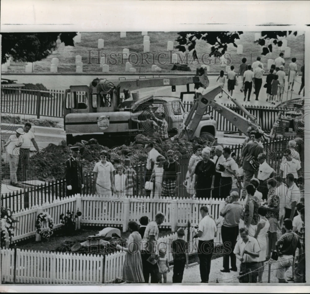1966 Press Photo John F Kennedy Grave Visitors Arlington Cemetery Construction