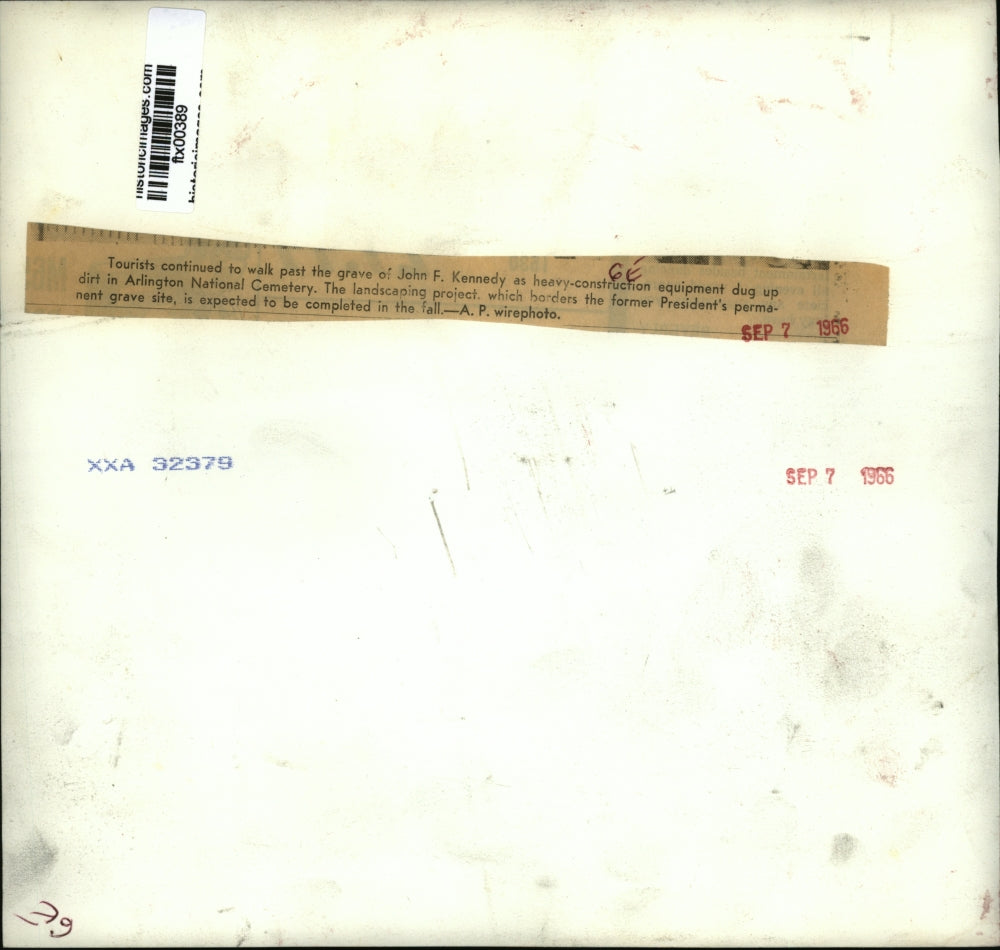 1966 Press Photo John F Kennedy Grave Visitors Arlington Cemetery Construction