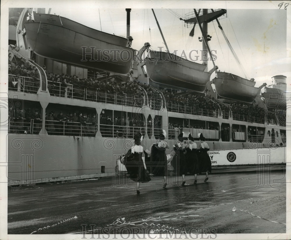 1977 Press Photo Barclay Dancers at Pier 36 Greet US Soldiers, Seattle- Historic Images